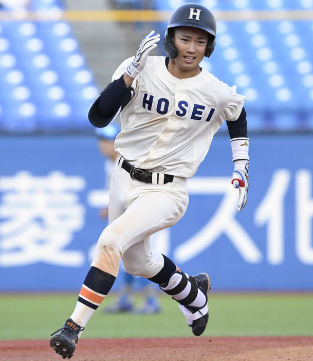 法大・熊谷が首位打者。32年ぶりの1年生でのタイトル奪取だった。写真は4安打を放った東大1回戦での三塁打[写真=矢野寿明]