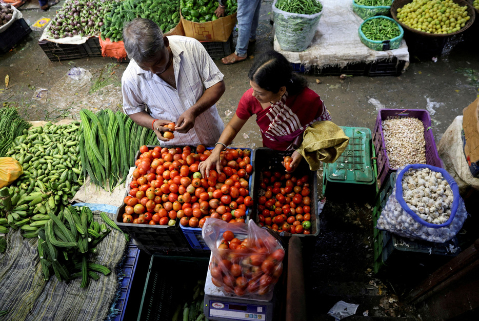 インド政府は、国内の食品価格上昇ペースは夏の豊作に支えられて今後数カ月で鈍化すると予想し、経済成長については「慎重ながらも楽観的」な姿勢を維持しているとの報告書を発表した。写真は２０２３年８月、ナビムンバイで撮影（２０２４年　ロイター/Francis Mascarenhas）