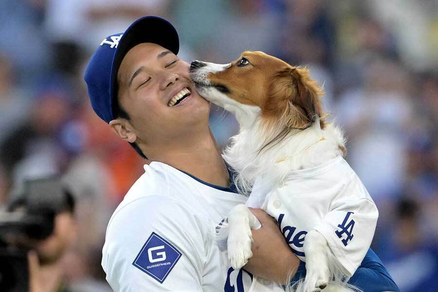 ドジャースの大谷翔平と愛犬のデコピン【写真：ロイター】