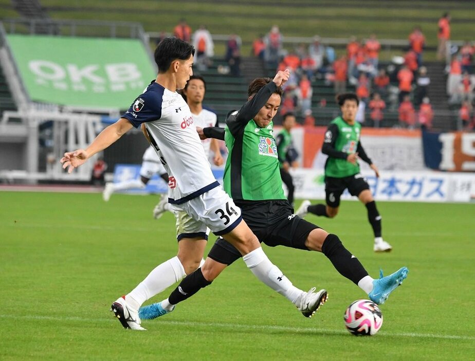 ＦＣ岐阜×大宮＝前半、相手のパスを阻むＦＣ岐阜の西谷（右）＝長良川競技場