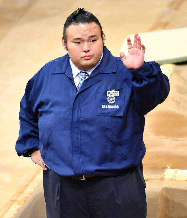 観客からの声援に手を振って応える湊川親方（元大関貴景勝）（2024年11月12日撮影）