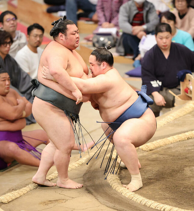 大相撲九州場所　5日目　寄り切りで武将山を破る阿武剋（右）（撮影・梅根麻紀）