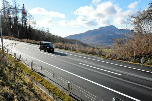 開通した北海道道滝之町伊達線の迂回（うかい）路からは山頂付近が冠雪した有珠山も望める=2024年11月23日午後1時34分、北海道壮瞥町立香、松本英仁撮影