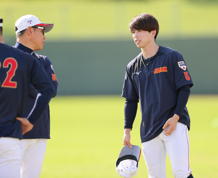 井端監督の話を聞く日本ハム五十幡（撮影・上山淳一）