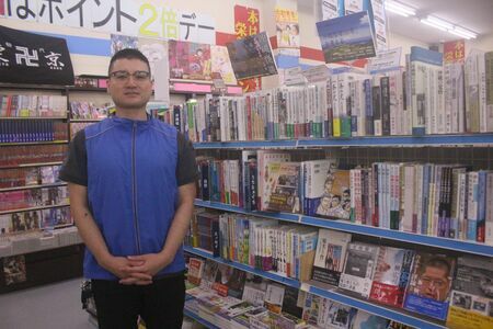 大城書店石川店社長の大城洋太朗さん。沖縄関連本はよく売れるという＝うるま市石川