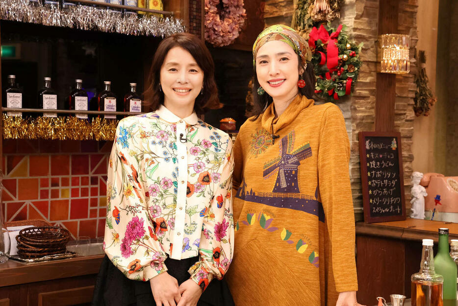 フジテレビ系「天海祐希・石田ゆり子のスナックあけぼの橋」より石田ゆり子と天海祐希