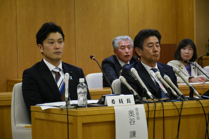 竹内英明・兵庫県議の辞職の経緯について説明する奥谷謙一・県議会調査特別委員長（左）ら＝神戸市中央区の県庁で2024年11月18日午後5時28分、中尾卓英撮影