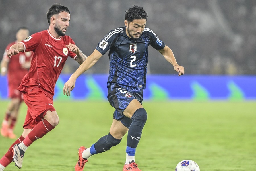 サッカー日本代表とインドネシア代表の試合で巨大なコレオが掲げられた。写真はMOMに輝いた菅原由勢の得点場面　撮影：中地拓也