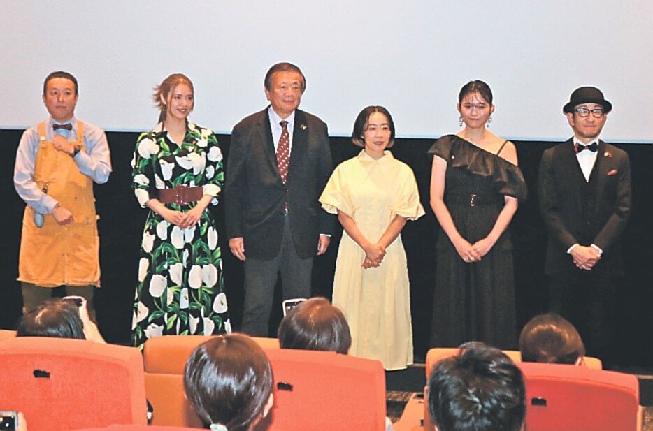 舞台あいさつに登場した左から山本監督、彩凪さん、夏野市長、山田さん、彩雪さん、矢柴さん＝イオンシネマとなみ