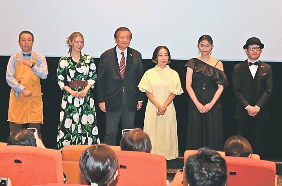 舞台あいさつに登場した左から山本監督、彩凪さん、夏野市長、山田さん、彩雪さん、矢柴さん＝イオンシネマとなみ