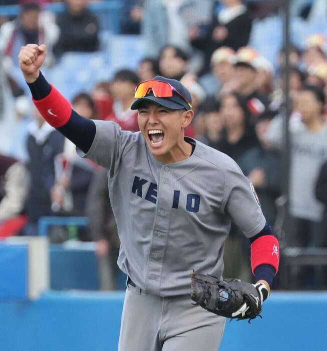 早稲田大に勝利し笑顔の慶応大・清原正吾＝神宮球場（撮影・塩浦孝明）