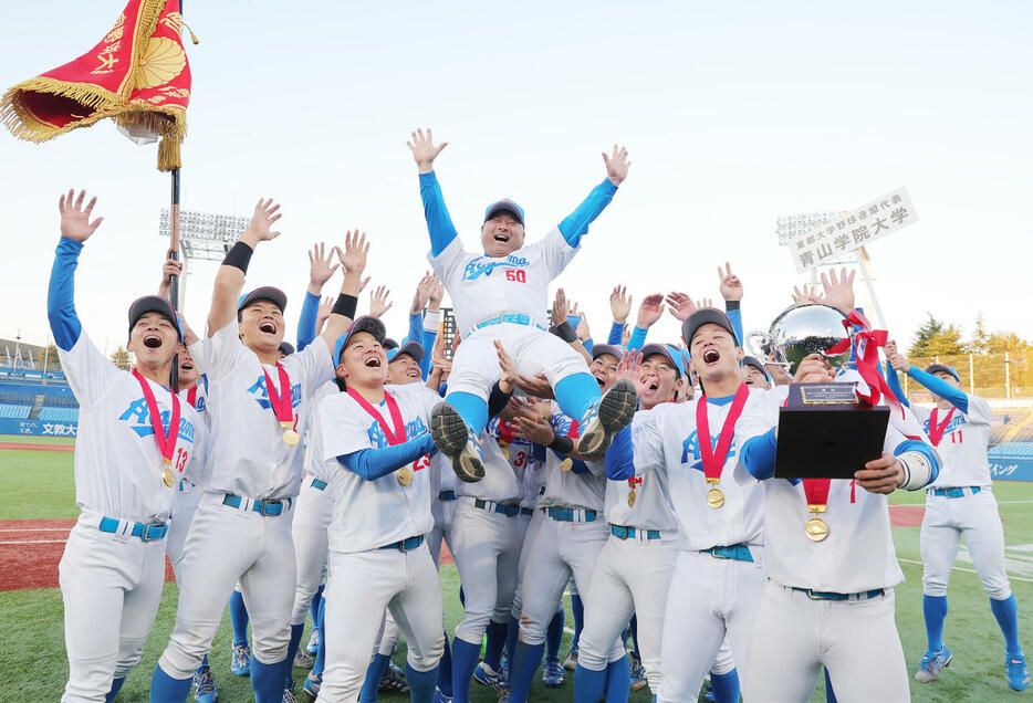 青学大対創価大　優勝し胴上げされる青学大・安藤監督（撮影・野上伸悟）