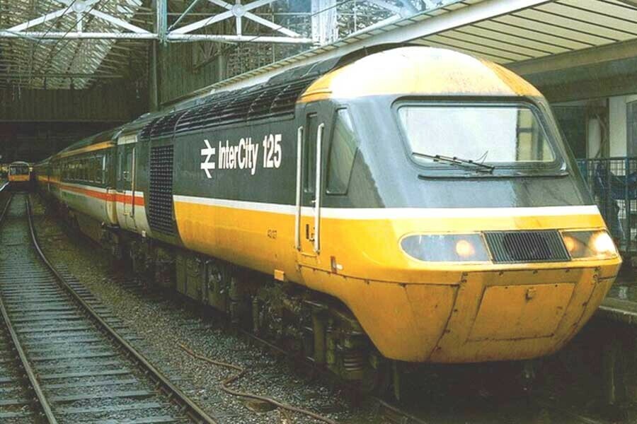 1986年、マンチェスター・ピカデリー駅を発車するインターシティ125（画像：Dave Hitchborne）