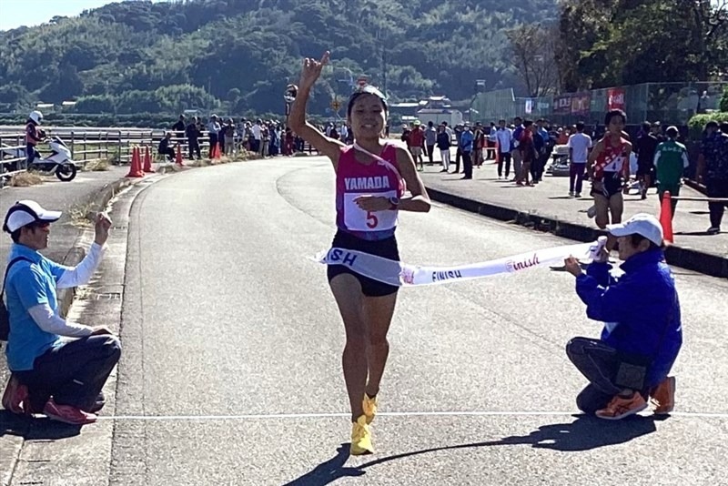 1位フィニッシュする山田の安喜梨花〔高知陸協提供〕