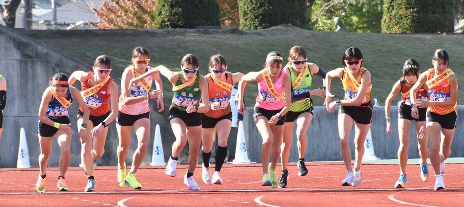 ＜東日本女子駅伝＞スタートする1区の選手たち