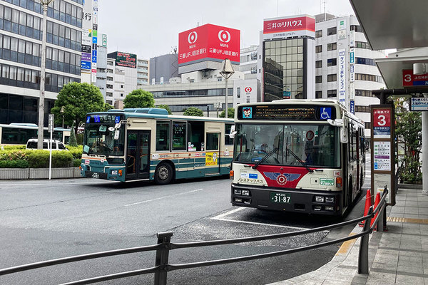 吉祥寺駅北口を発着する関東バス（乗りものニュース編集部撮影）。