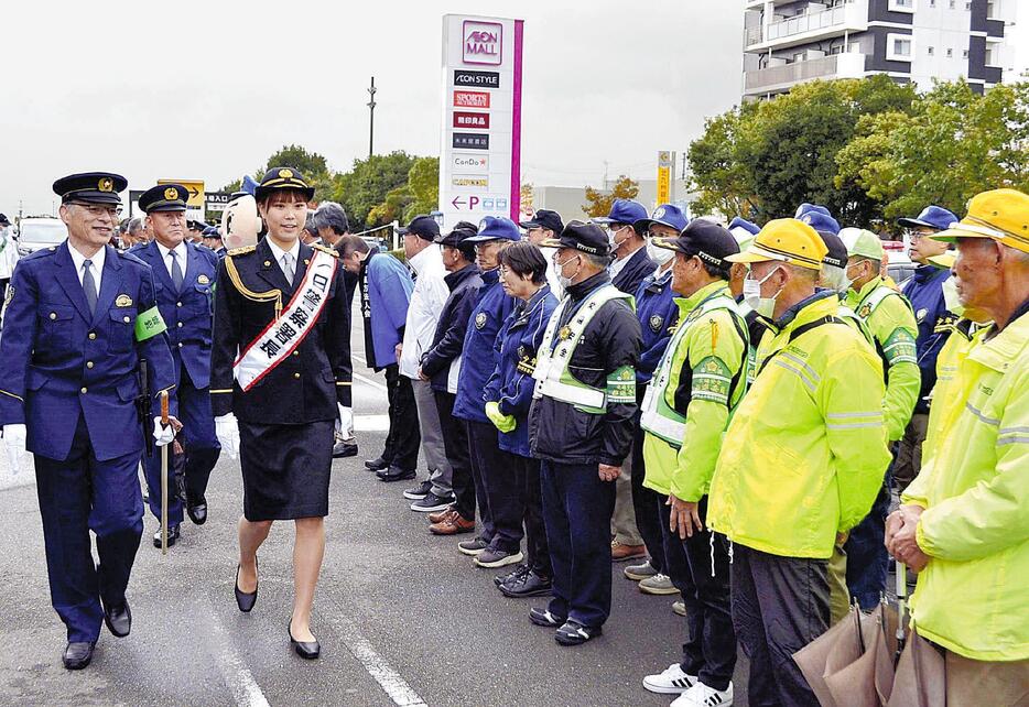 特別警戒隊の出動式に臨んだ一日警察署長の宮地選手