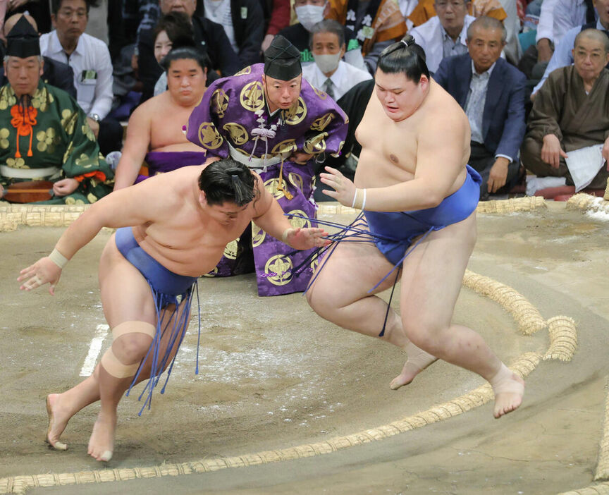 若隆景（左）が押し出しで大の里を破る（カメラ・池内　雅彦）