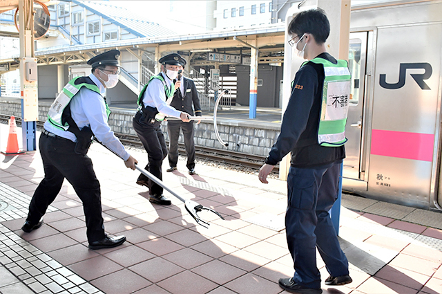 不審者への対応方法を確認した訓練＝酒田市・ＪＲ酒田駅