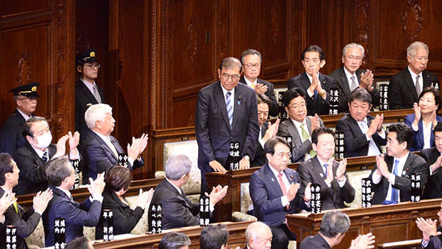 決選投票で首相に選出された石破氏（中央）