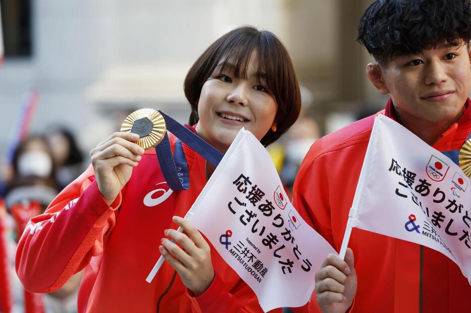 パリ五輪・パラリンピックの日本選手団による応援感謝イベントで、記念撮影に応じるレスリング女子の藤波朱理（左）＝30日午前、東京・日本橋