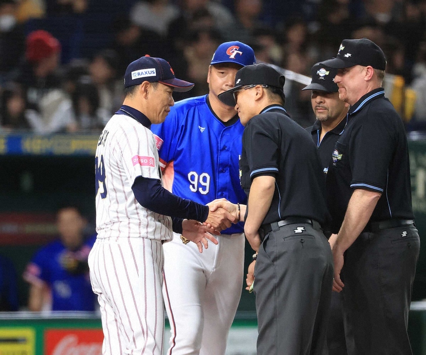 ＜日本・台湾＞スタメン交換する井端監督（左）＝撮影・西川　祐介