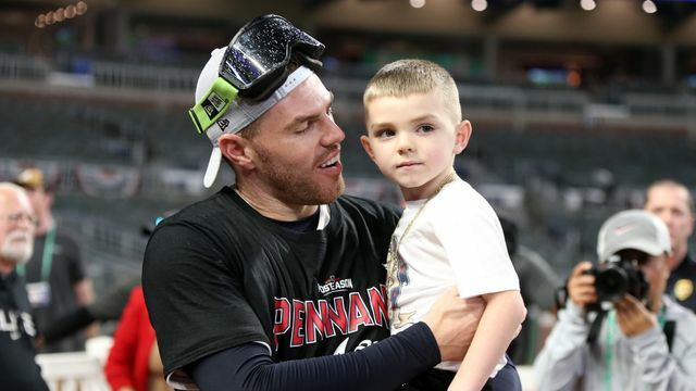 ドジャースのフレディ・フリーマン選手と息子のチャーリーくん(写真：USA TODAY Sports/ロイター/アフロ)