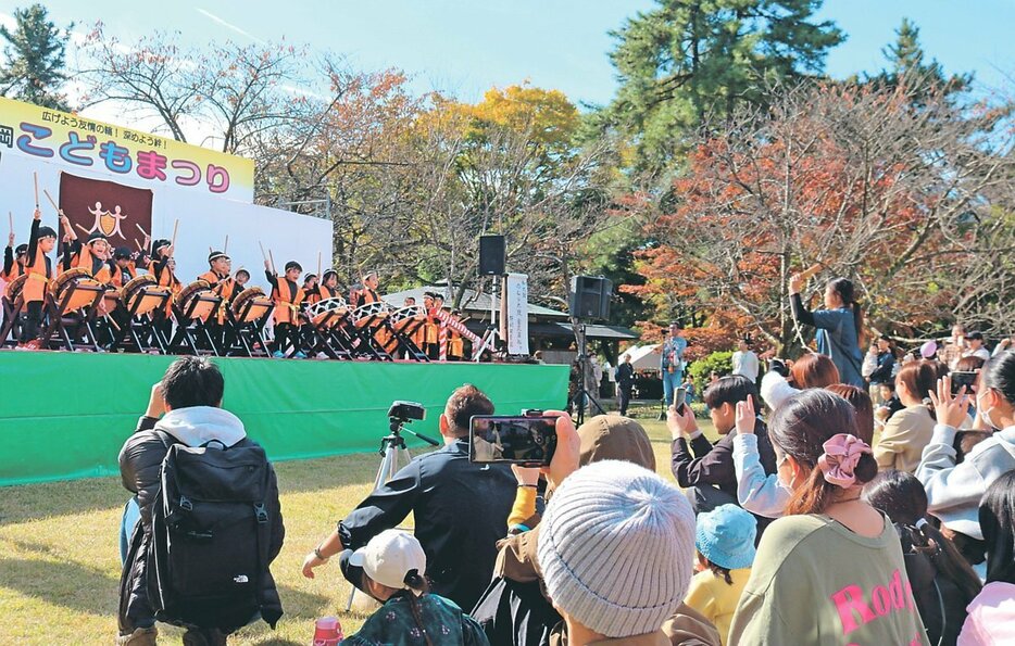 子どもたちの元気なステージで盛り上がる会場