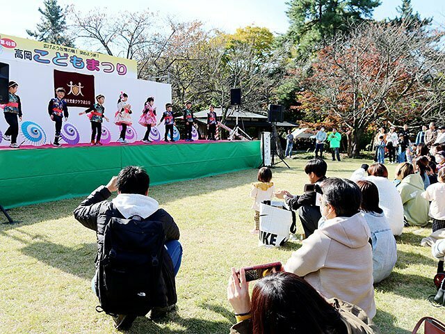 ステージで踊りを披露する園児