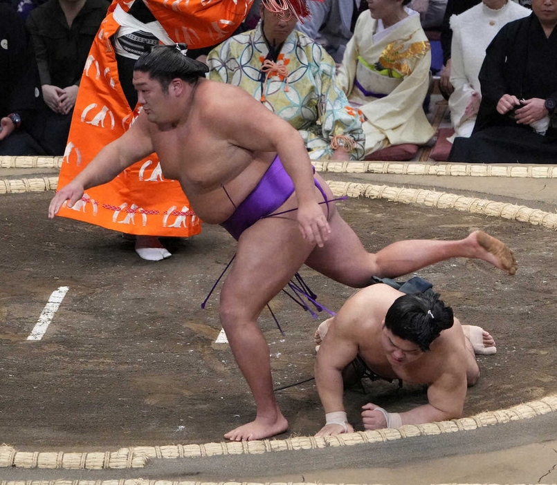 ＜大相撲九州場所初日＞朝紅龍（右）をはたき込みで破る尊富士（撮影・岡田　丈靖）