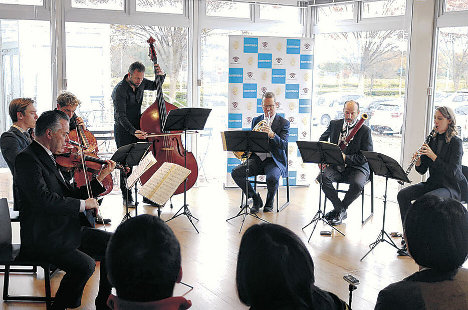 演奏を披露するウィーン・フィルハーモニー管弦楽団＝能登空港