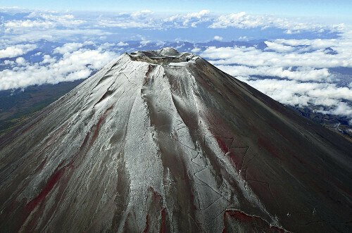 うっすらと雪をかぶった富士山（６日午前９時４３分、静岡県側で、読売ヘリから）＝西孝高撮影