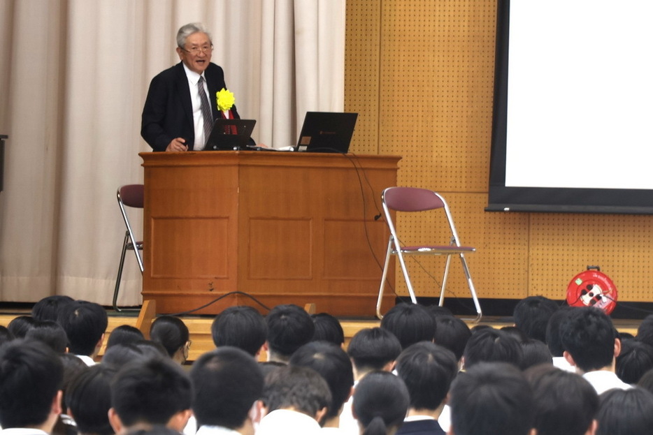 在校生に自身の経験を語る荒木氏＝大村市、大村高