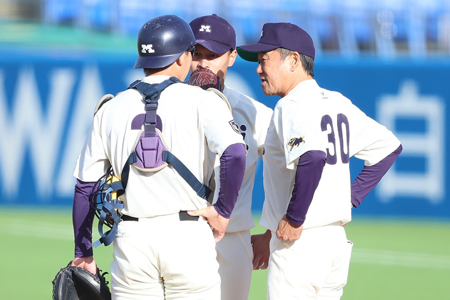 明大を14年指導した田中武宏監督（右）【写真：加治屋友輝】