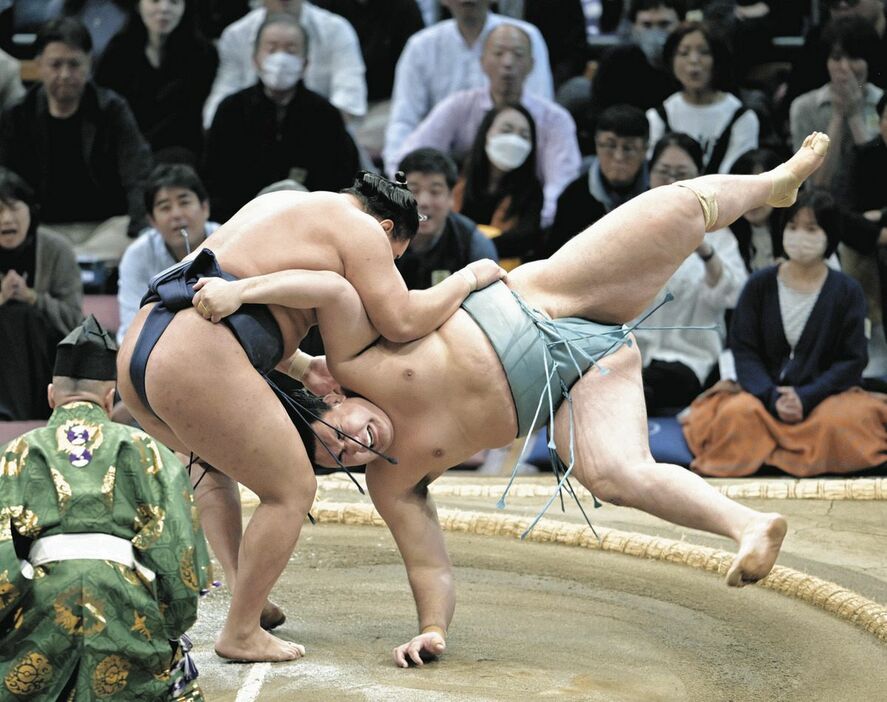 豊昇龍（左）が上手投げで欧勝馬を下す＝福岡国際センターで