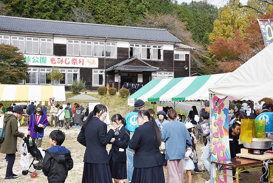 出店とイベントでにぎわったもみじ祭り