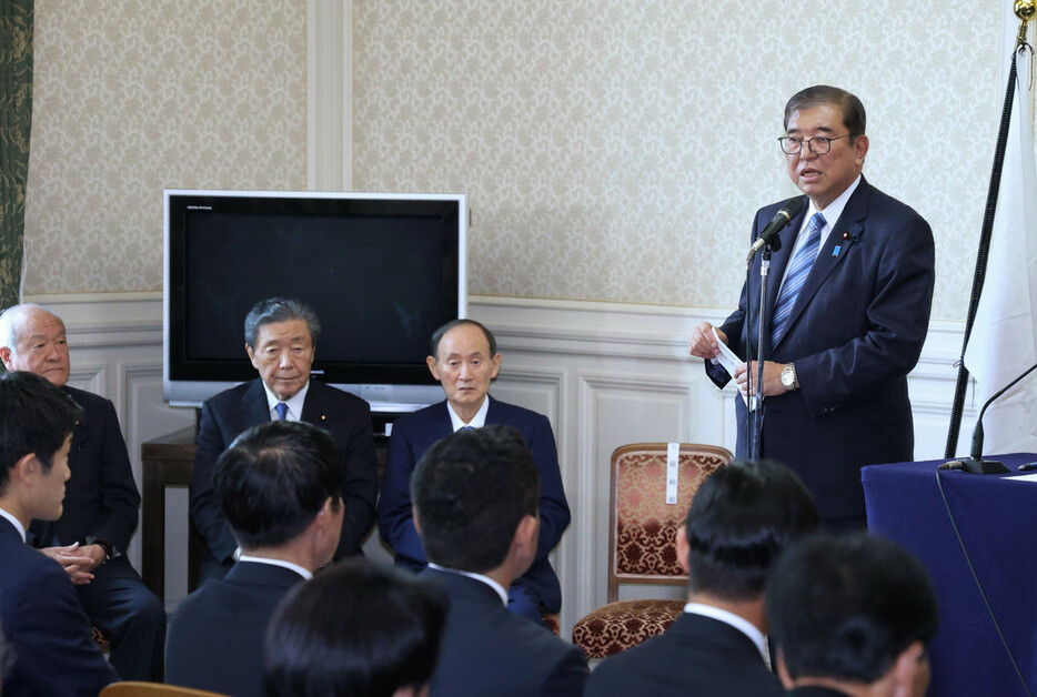 自民党両院議員総会であいさつする石破茂首相（党総裁、右端）＝１１日午後、国会内