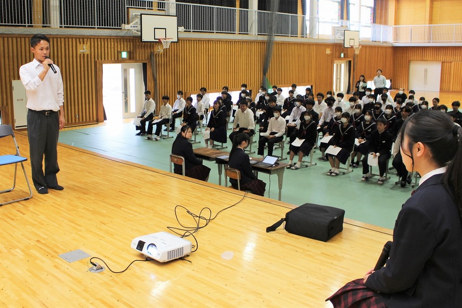 高校生の模擬面接を見つめる中学生たち（西岐波中で）