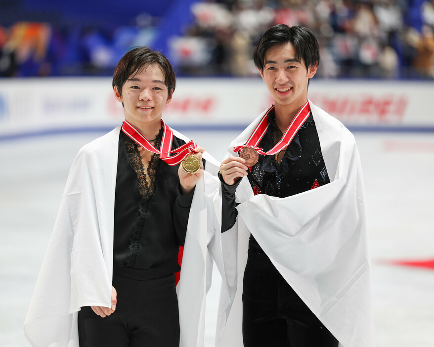 ＮＨＫ杯フィギュア。優勝した鍵山優真（左）と３位の壺井達也＝９日、東京・国立代々木競技場