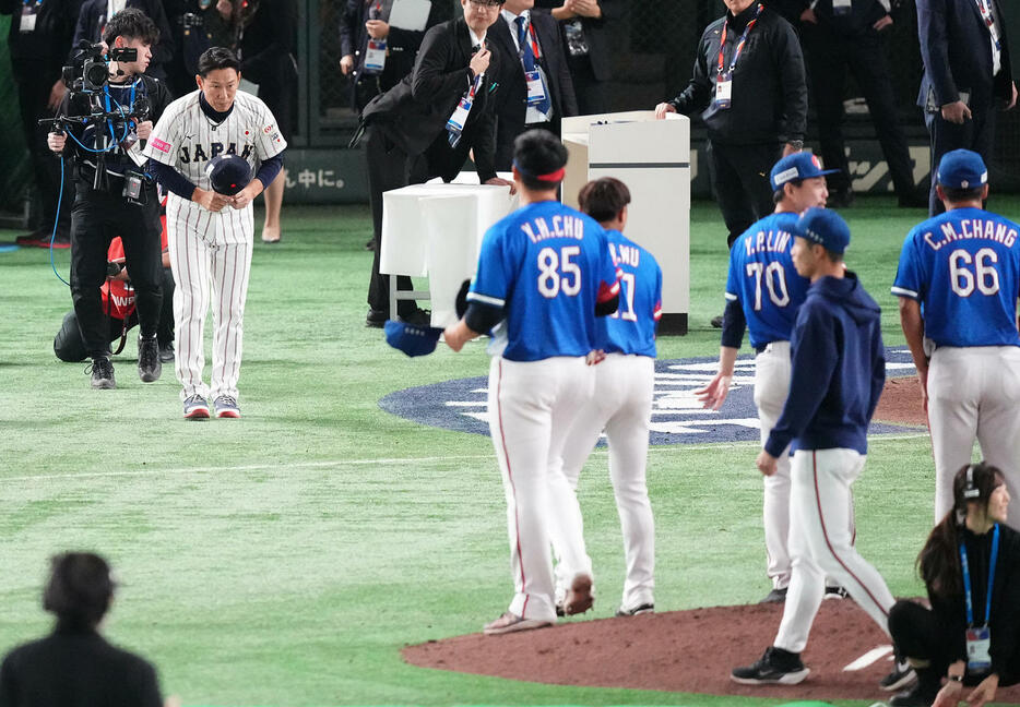 日本対台湾　台湾に敗れ優勝を逃し、一礼する井端監督（撮影・鈴木みどり）