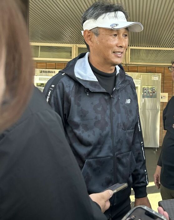 プレー後に報道陣の取材を受ける西口監督＝埼玉県飯能市のゴルフ場