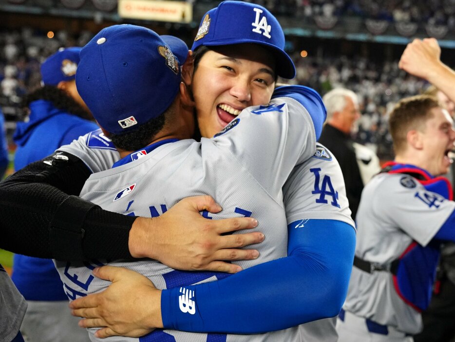 ワールドチャンピオンとなり、テオスカー・ヘルナンデスとハグする大谷翔平 photograph by Getty Images