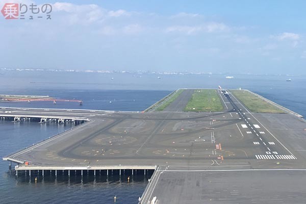 羽田空港のD滑走路（画像：写真AC）。