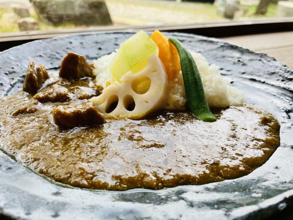 「乎那の邑 美と善」の世界一のシェフが監修したカレー