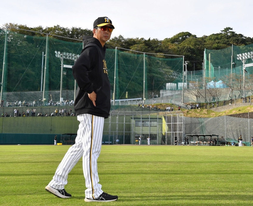 　サブグラウンドに顔を出す藤川監督（撮影・中田匡峻）