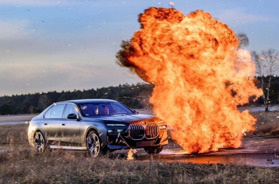 防弾車には防護性能と走行性能の両立が求められる。（写真はBMW i7 CAV）