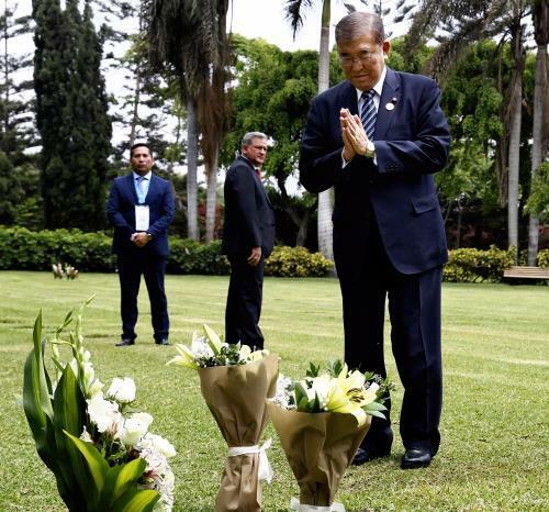 フジモリ元大統領の墓前に花を供え、手を合わせる石破首相（１６日、ペルー・リマ郊外で）＝川口正峰撮影