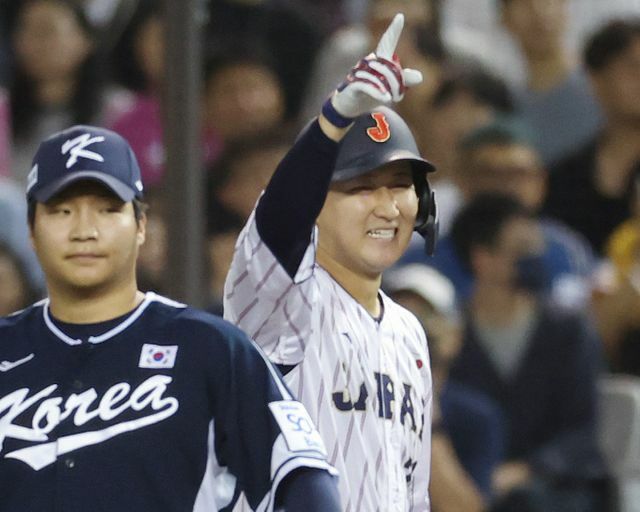 塁上で喜ぶ紅林弘太郎選手(写真：時事)