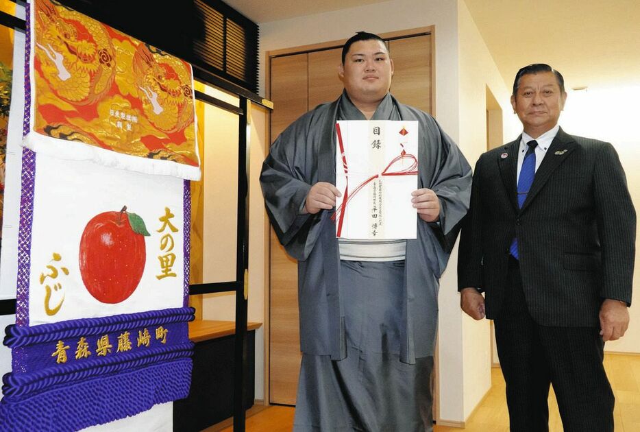 元大関大ノ里の故郷・青森県藤崎町から化粧まわしを贈られた大の里（左）と同町の平田町長