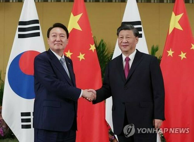 2022年11月15日、インドネシアで会談した韓国の尹錫悦大統領（左）と中国の習近平国家主席＝（聯合ニュース）